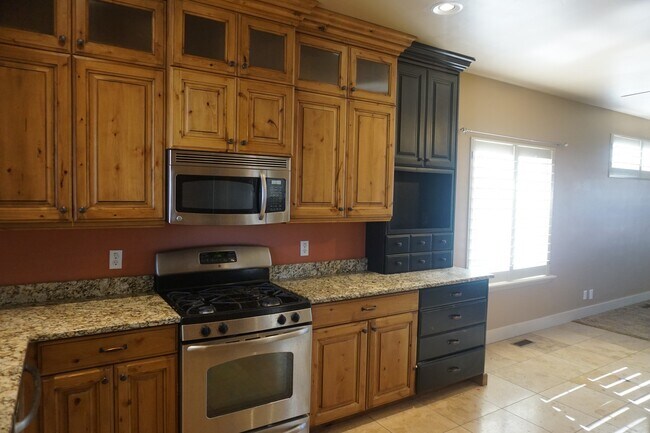 Building Photo - Gorgeous 4 Bedroom Sandy Home "Pet Friendly"