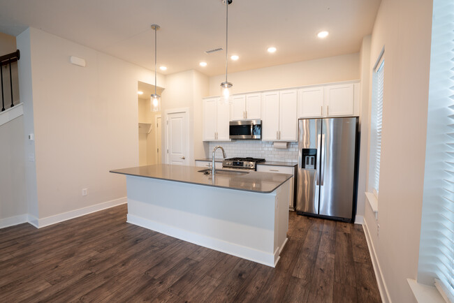 Kitchen - 854 Kinzer Ave