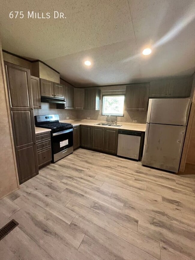 Building Photo - 675 E Mls Dr