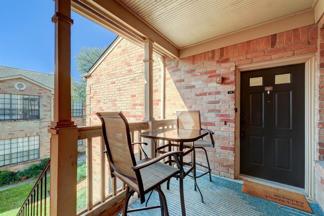 Building Photo - 2255 Braeswood Park Dr