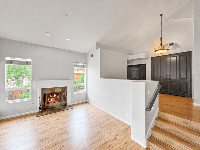 Foto del edificio - Spacious & Upgraded 4 Bedroom, 3 Bath Home...