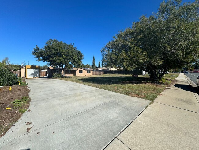 Building Photo - 3 Bedroom Home