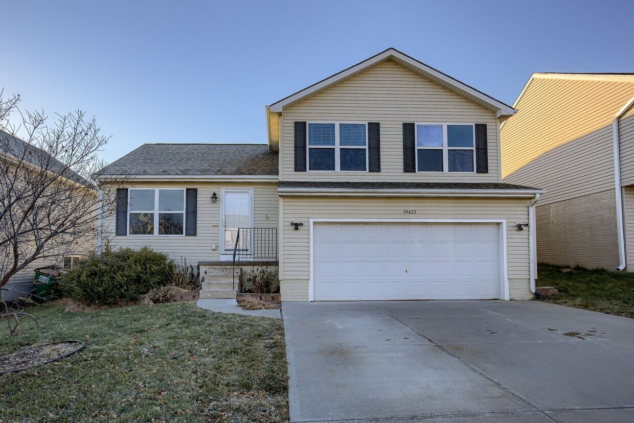 Primary Photo - 4 Bedroom In Arbor Gate!!