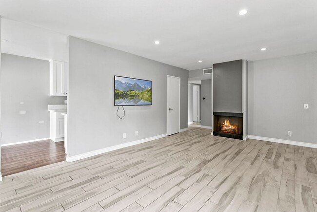 Foto del edificio - Light & Bright Upgraded Condo!