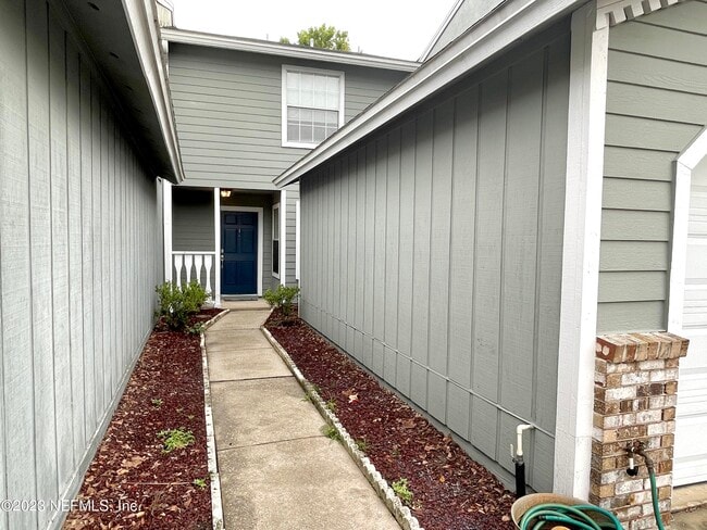 Building Photo - 12057 Cobblewood Ln N
