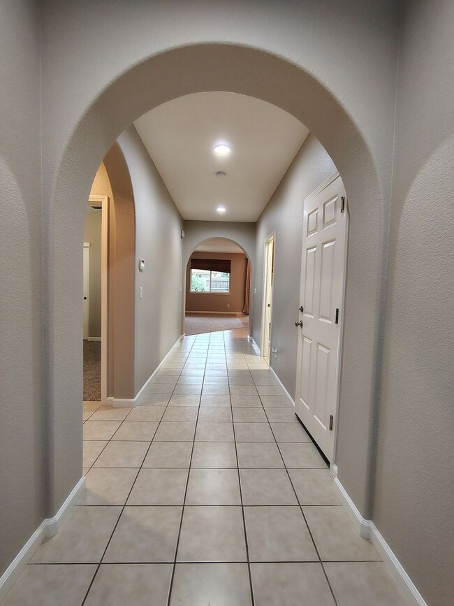 Building Photo - 880 Raccoon Valley Dr