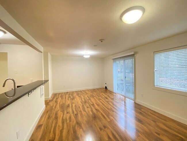 Building Photo - Fantastic location for this spacious 2 lev...