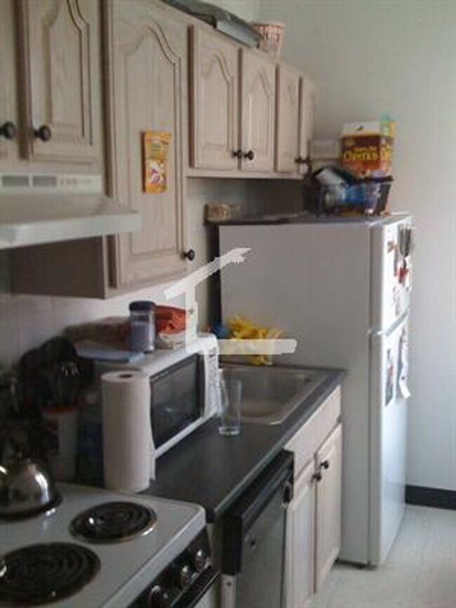 Foto del edificio - Nice, large, sunny 1 bed unit near the Green Line.