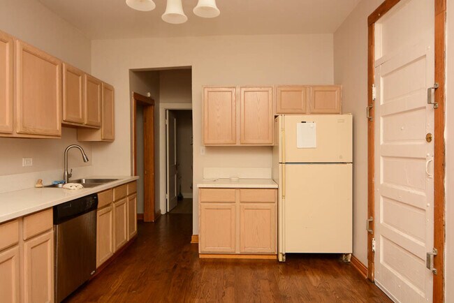 Building Photo - 953 N Hoyne Ave