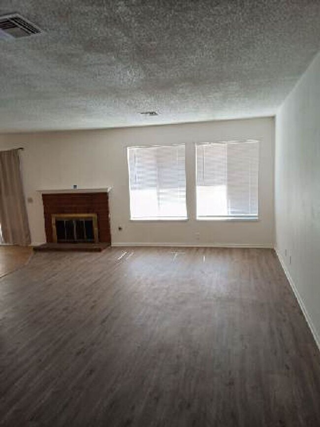 Building Photo - 3 Bedroom House Centrally Located