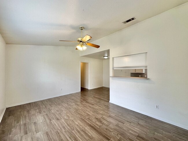 Building Photo - 802 Hackberry St
