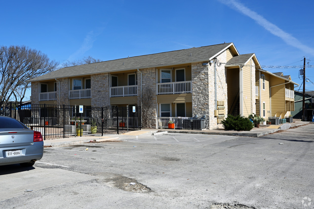 Foto del edificio - Pecan Springs Commons