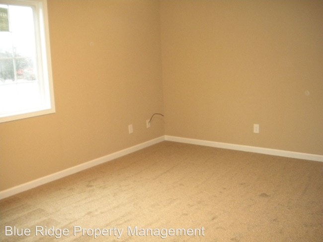 Building Photo - 330 Roller St