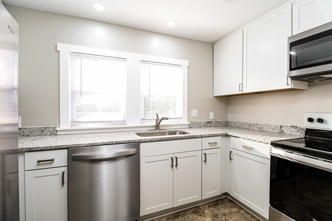 Foto del edificio - 2/1 House - Just Renovated Kitchen & Bath