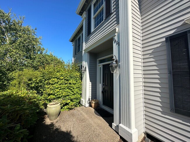 Foto del edificio - Beautiful 4 Bed- 2.5 bath Traditional Home...
