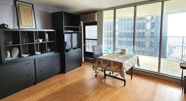 Foto del edificio - 300 N State St