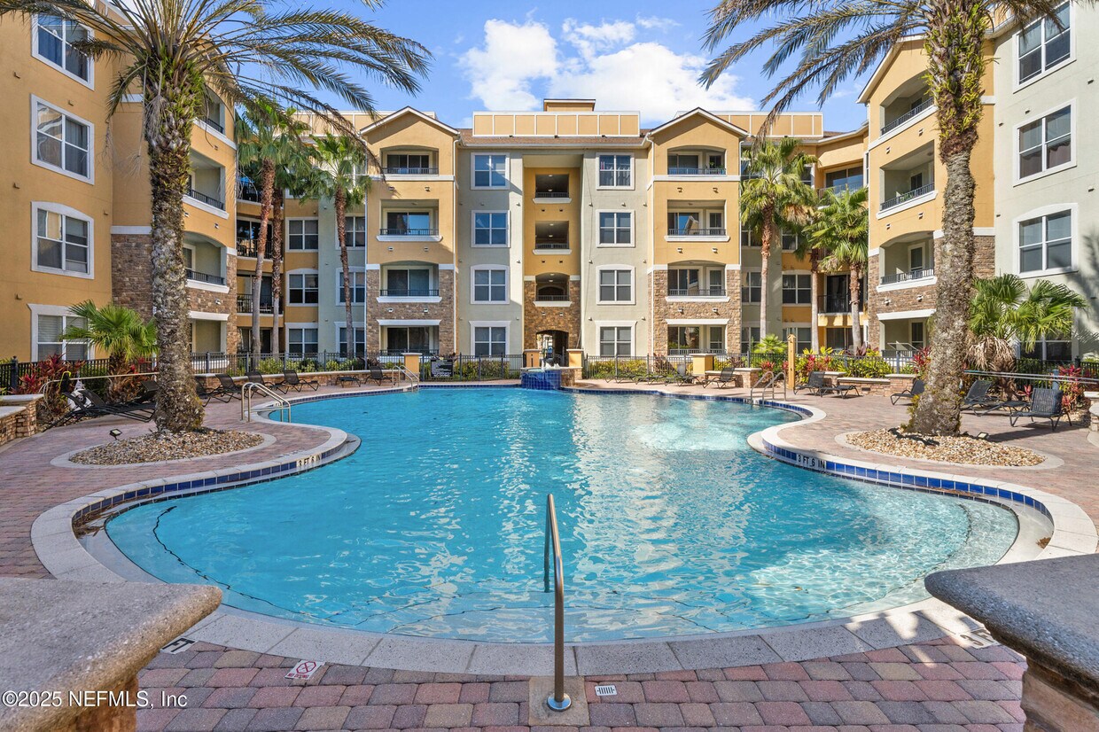 Foto principal - 8539 Gate Pkwy W