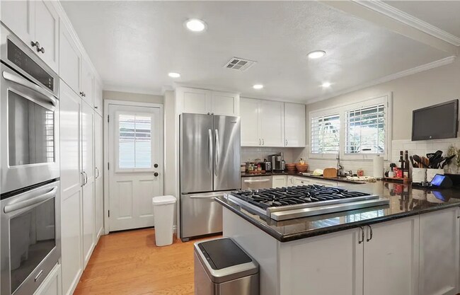 Foto del edificio - Huntington Beach Home with Massive Curb Appeal!