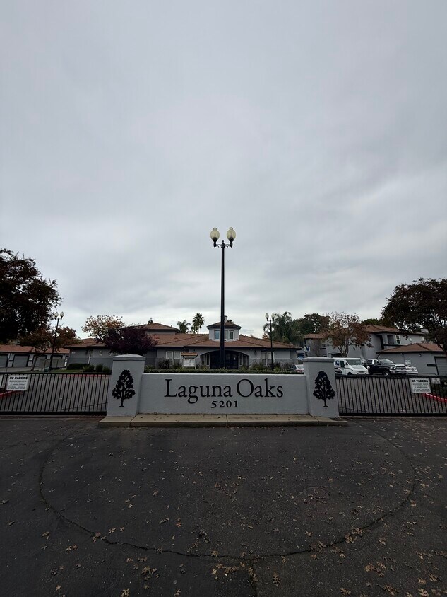 Primary Photo - 5201 Laguna Oaks Dr