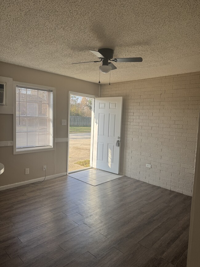 Living Room - 401 Willett Place Blvd