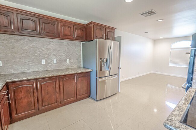 Foto del edificio - COMING SOON! Spacious Single-Story 3-Bedro...