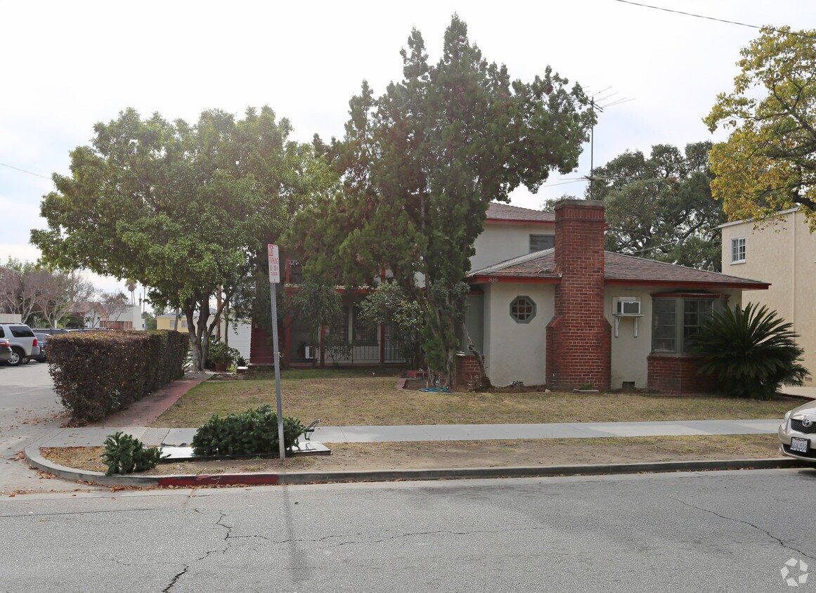 Building Photo - 816 E Doran St