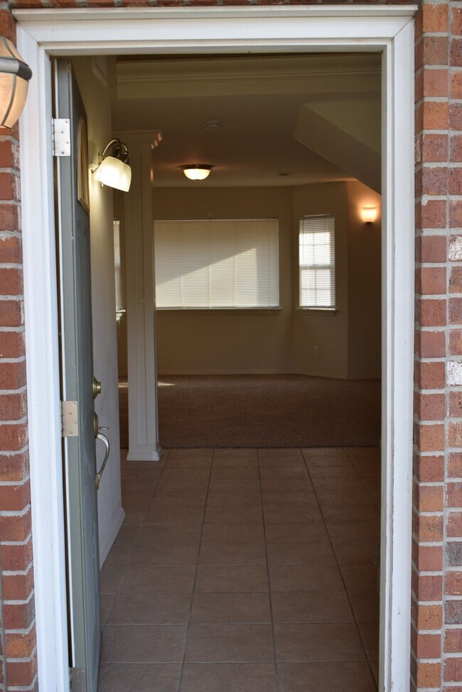 Building Photo - Spacious 3 Bedroom , 2 Bathroom Duplex wit...