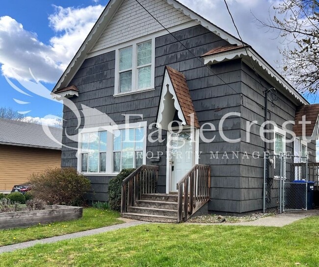 Building Photo - Charming 3BR Home with Spacious Yard & Bonus Living Space