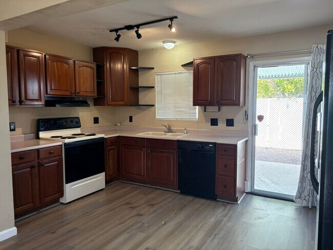 Foto del edificio - 2 Bed 1 Bath Twin Home Unit in Youngtown, ...