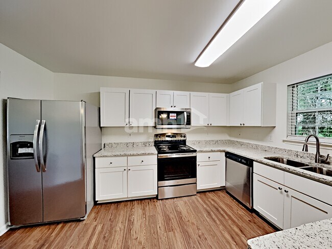 Foto del edificio - 102 Lake Bridge Ct