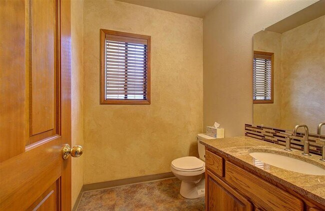 Building Photo - Prestigious Lakeview Estates neighborhood ...
