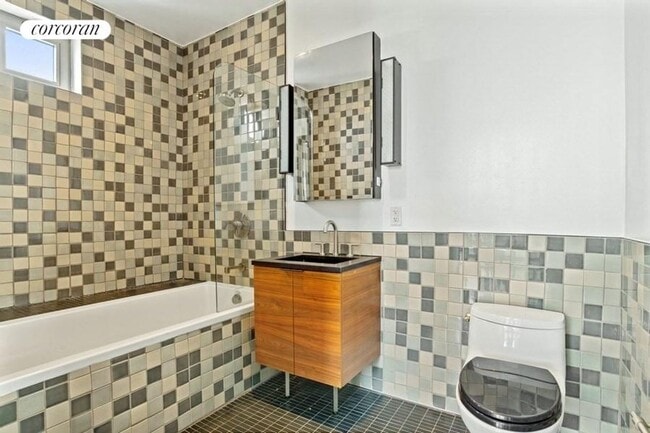 Foto del edificio - 144 N 8th St
