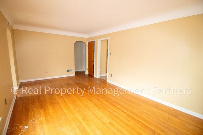 Foto del edificio - Spacious 3-Bedroom Home in Alger Heights – Modern Kitchen, Private Yard & Garage