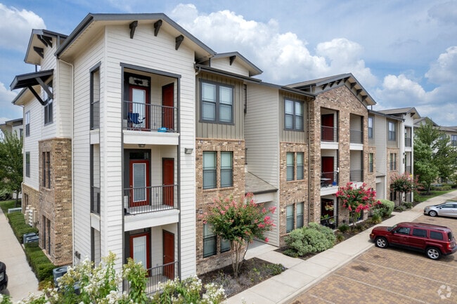 Building Photo - Queenston Manor