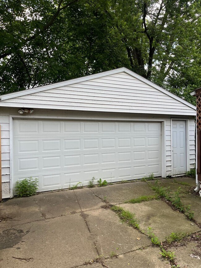 Building Photo - Section 8 Accepted, Charming 2BR 1 BA Home...