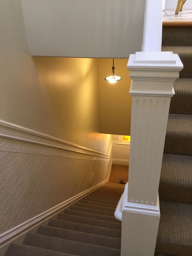 Building Photo - Elegant, renovated, full of light spacious...