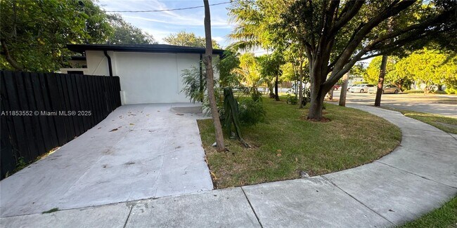 Foto del edificio - 12800 NE 12th Ave
