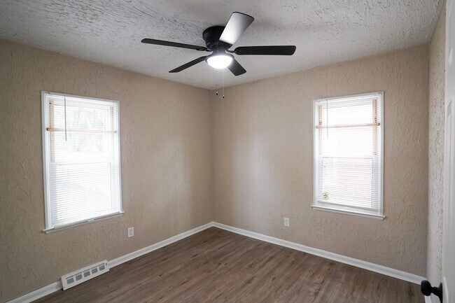 Building Photo - This beautifully updated 3-bedroom, 1-bath single-family home is ready for move-in!