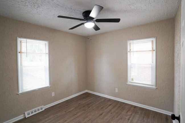 Foto del edificio - This beautifully updated 3-bedroom, 1-bath single-family home is ready for move-in!