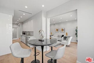 Foto del edificio - 1557 S Beverly Glen Blvd