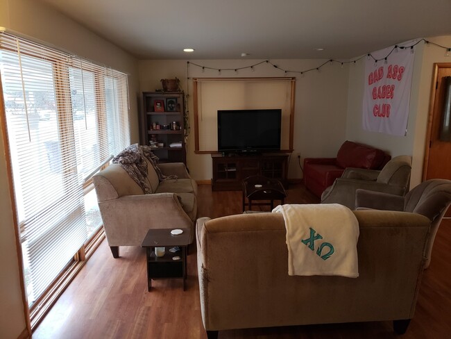 Building Photo - Huge House with Fenced-in Yard + 2 Kitchen...