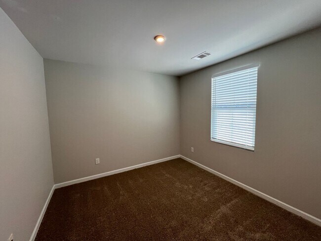 Building Photo - Lovely 4 Bedroom, 2.5 Bath home in Christi...