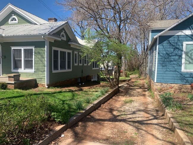 Building Photo - 2 Bed House with 1 Bonus Room! Walking dis...