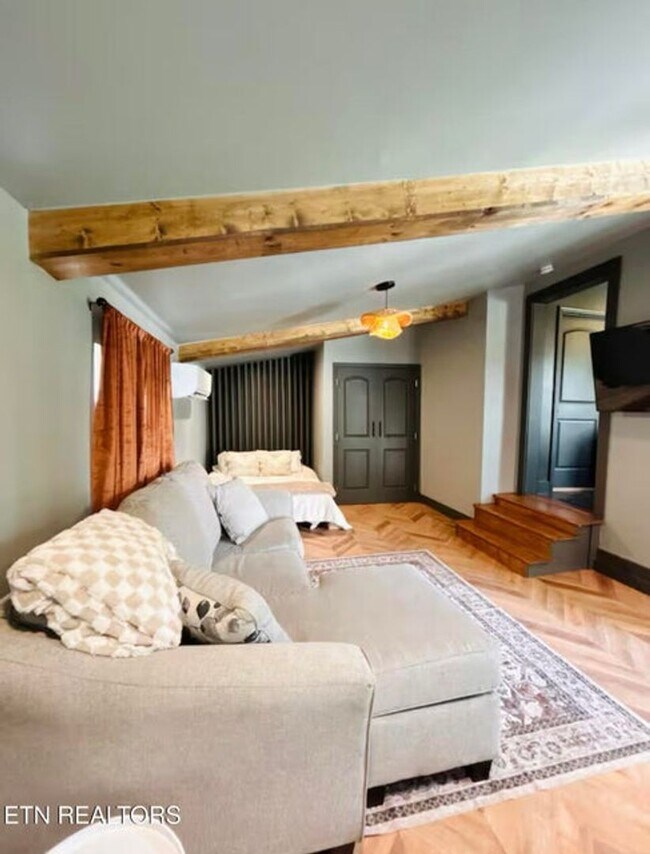 Foto del edificio - Knoxville 37920 - 1 bedroom, 1 bath apartment - Contact Tara Hayes (865) 242-8010