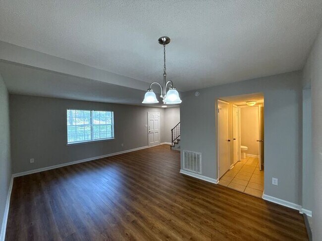 Foto del edificio - This 3 bedroom, 2.5 bathroom townhouse is ...