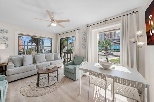 Foto del edificio - 700 W Beach Blvd