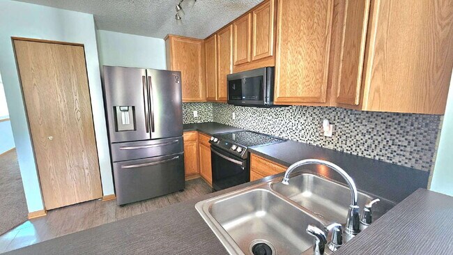 Building Photo - Charming 2-Bedroom Townhouse in Apple Valley – Cozy 1190 Sq Ft Retreat! Available now