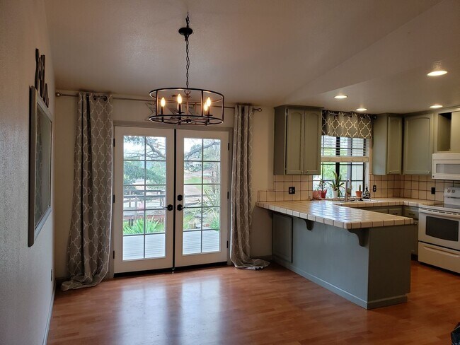 Foto del edificio - Charming 3-Bed Home in Gated Community with Updated Interiors & Private Yard!