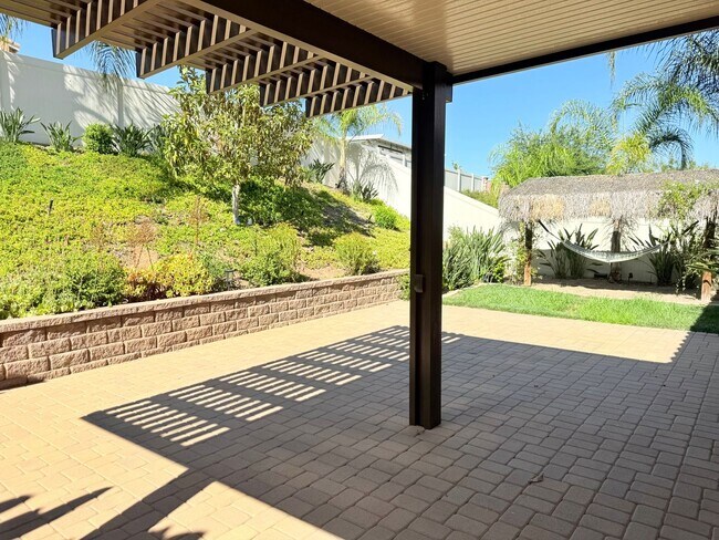 Foto del edificio - Single Story 4 Bedroom Solar home for rent