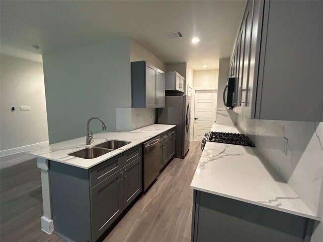 Foto del edificio - 5712 Harbrook Dr